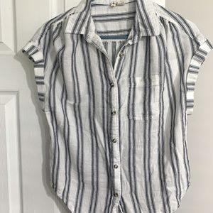 Size M linen short sleeved blouse.